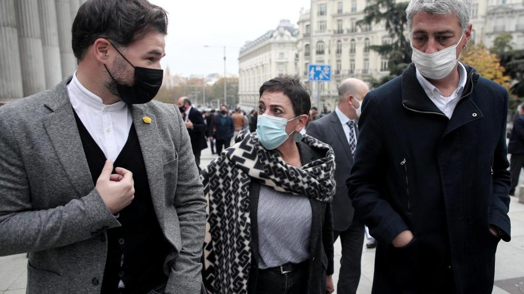 Gabriel Rufián (ERC) junto a Mertxe Aizpurua y Oskar Matute (EH Bildu).