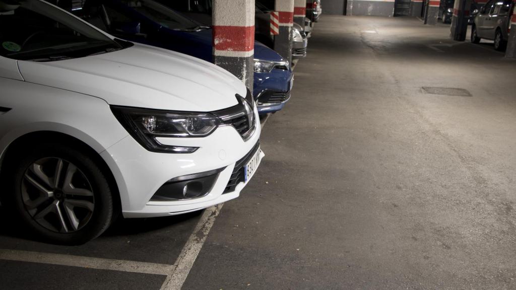 El morro de muchos vehículos sobresale respecto a las dimensiones de las plazas.