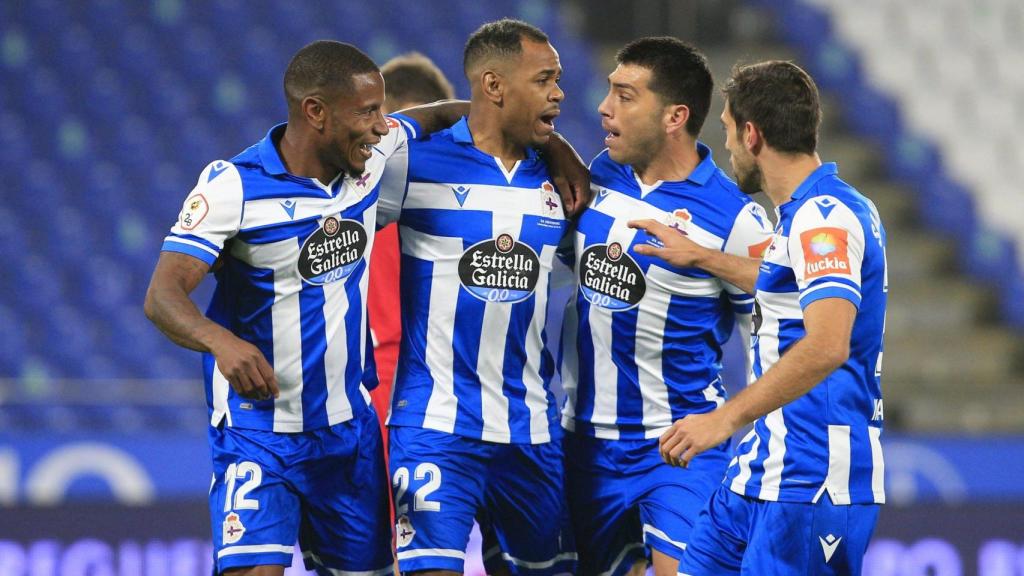 Diego Rolan celebrando un gol con la camiseta del Deportivo