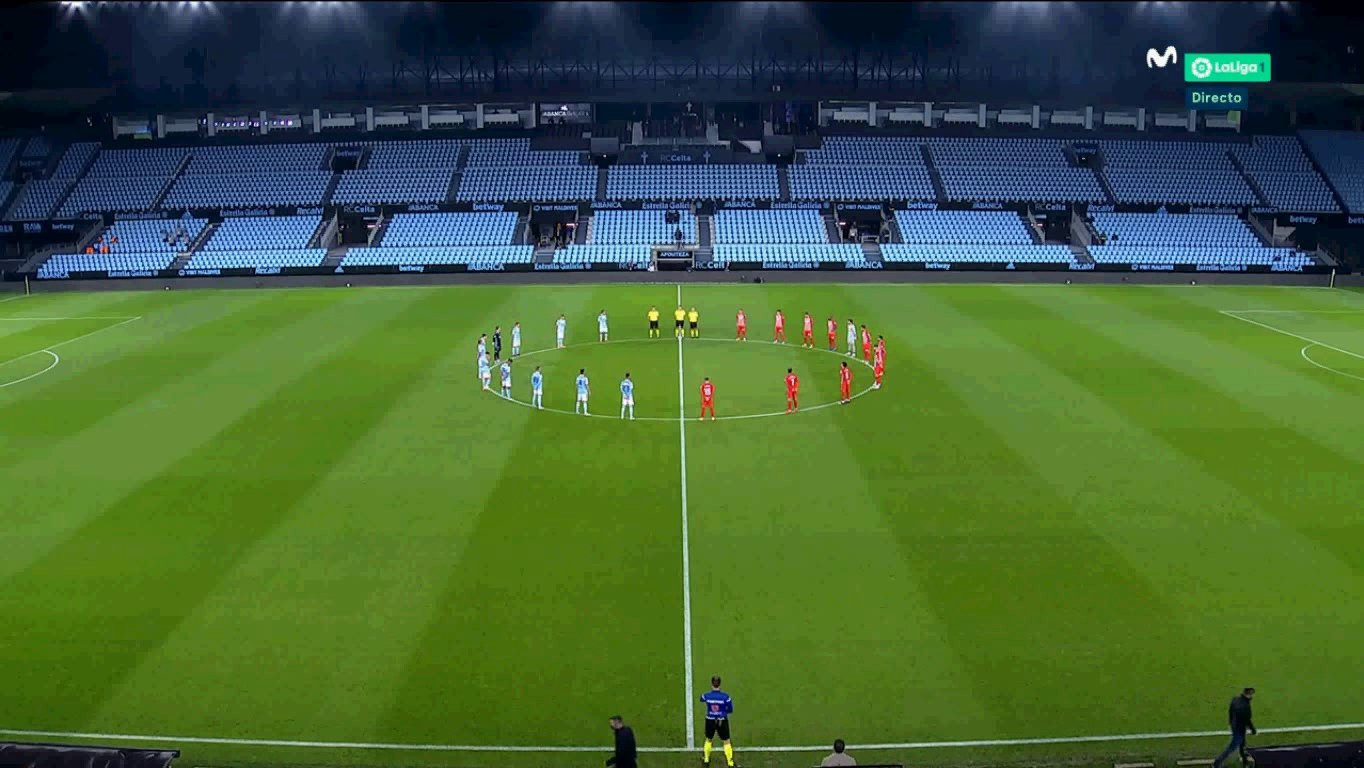 Al comienzo del encuentro se guardó un minuto de silencio en honor a Diego Armando Maradona.