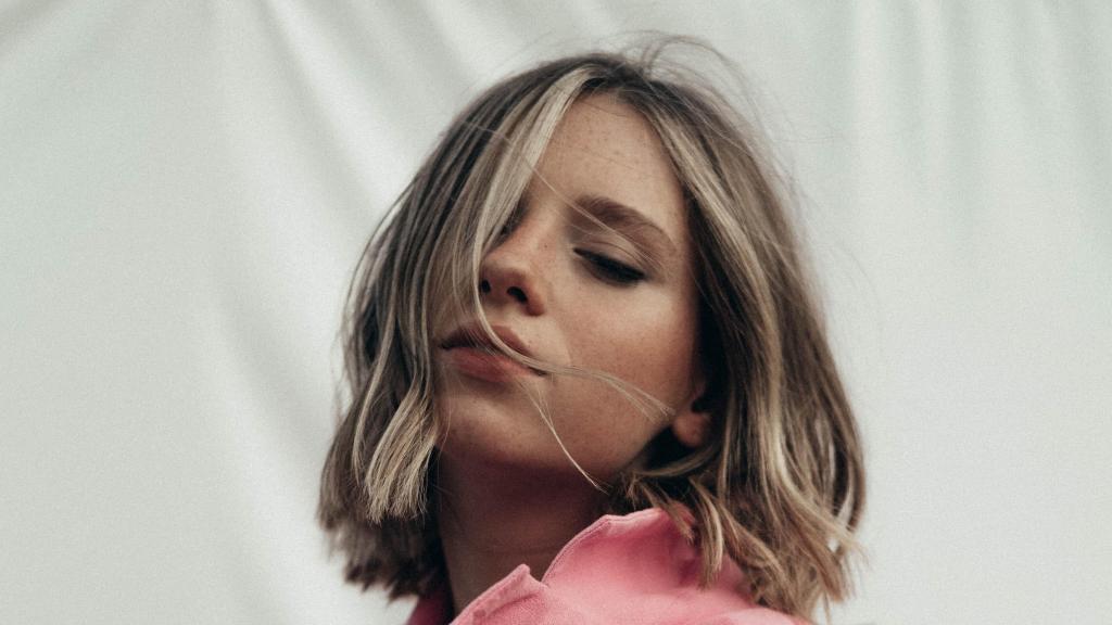 Cómo lavar el pelo sin lavarlo con este truco de experta capilar