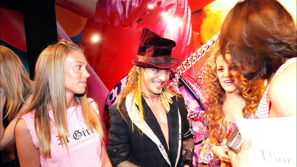 El diseñador con Petra Ecclestone a la izquierda.