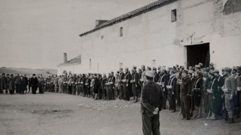 Miembros de la Columna Fantasma en un pueblo de Toledo.