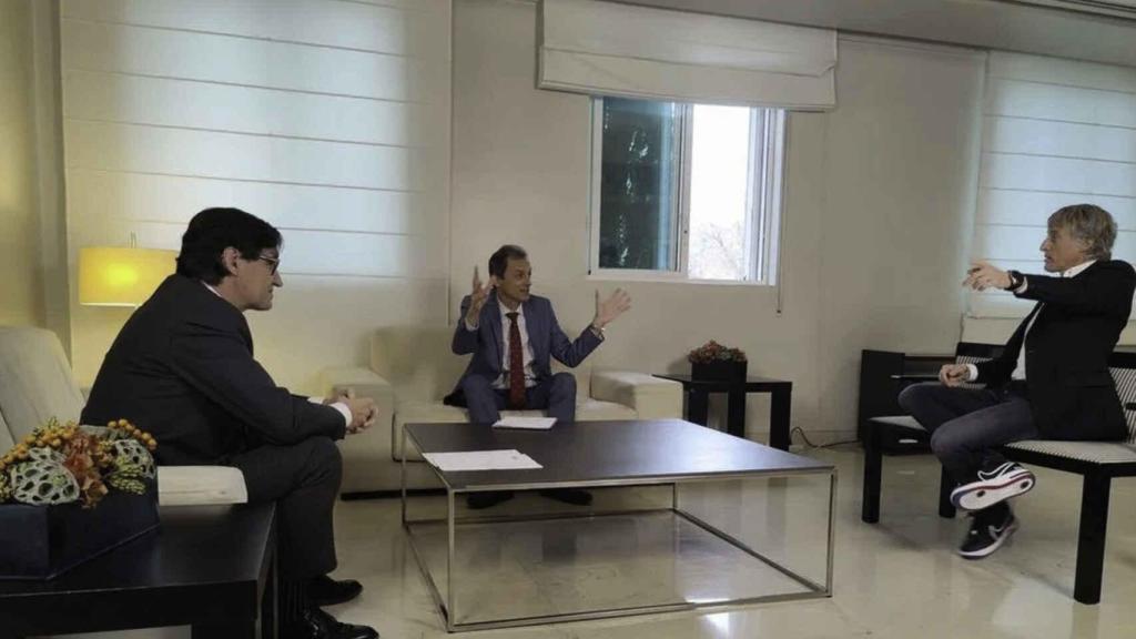 Salvador Illa y Pedro Duque conversan con Jesús Calleja durante la grabación del programa.