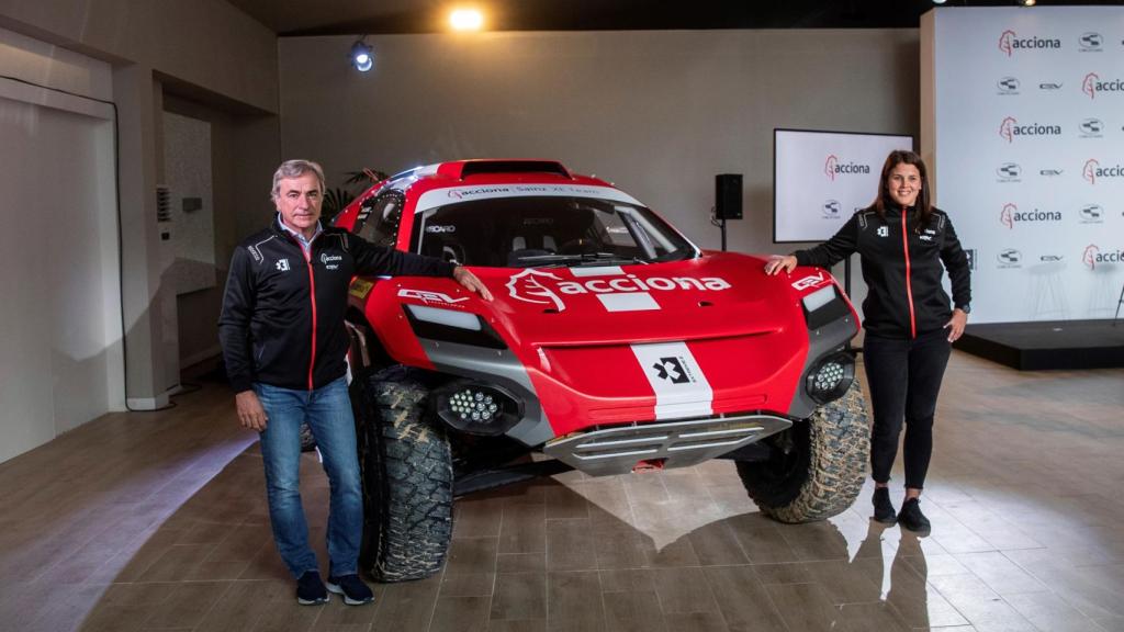 Carlos Sainz y Laia Sanz junto a su coche de la 'Extreme E'