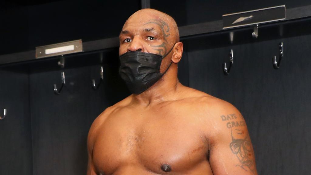 Mike Tyson, con el cinturón de campeón
