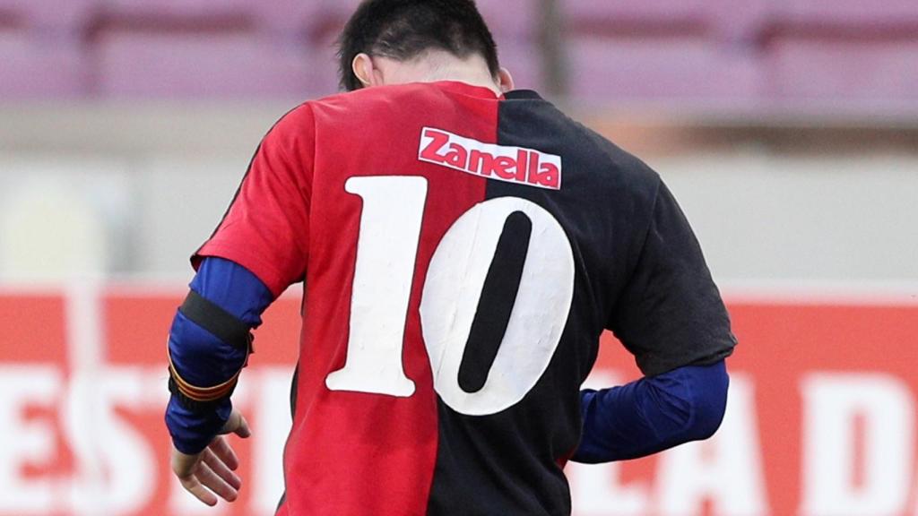 Homenaje de Leo Messi a Diego Armando Maradona con la '10' de Newell's
