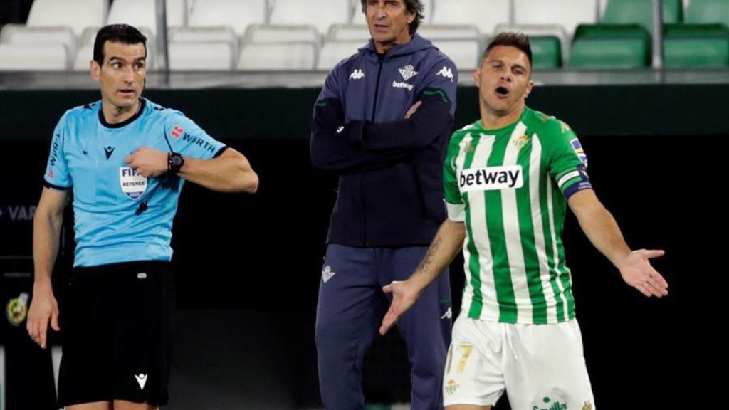 Protesta de Joaquín, durante el Eibar - Betis de La Liga
