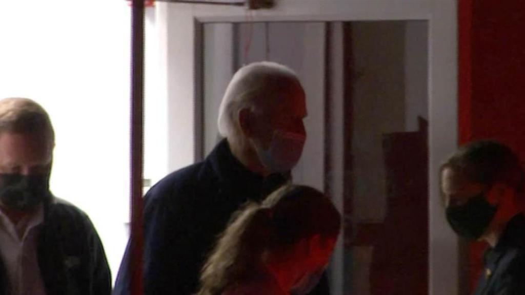 En imágenes de NBC, Joe Biden sale del centro médico en el que han examinado su tobillo, en Delaware.