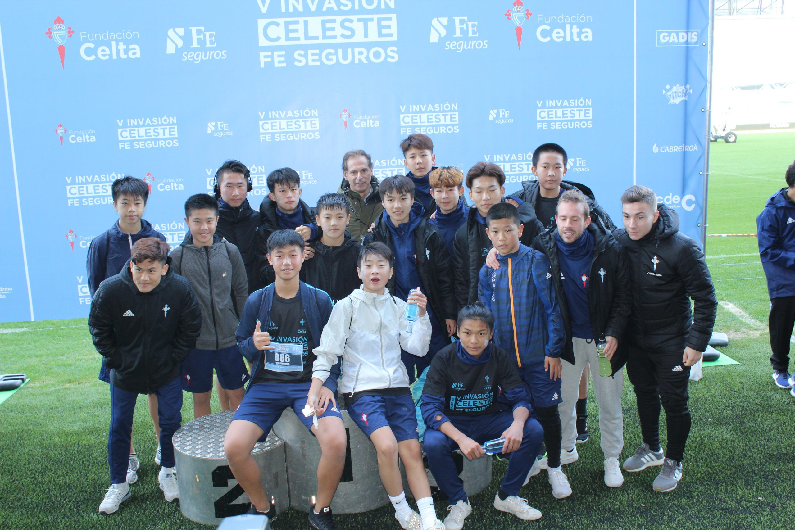 Jóvenes participantes en el Programa Wanda posan con Arteta en la Invasión Celeste de 2018 || Foto: Víctor Currás