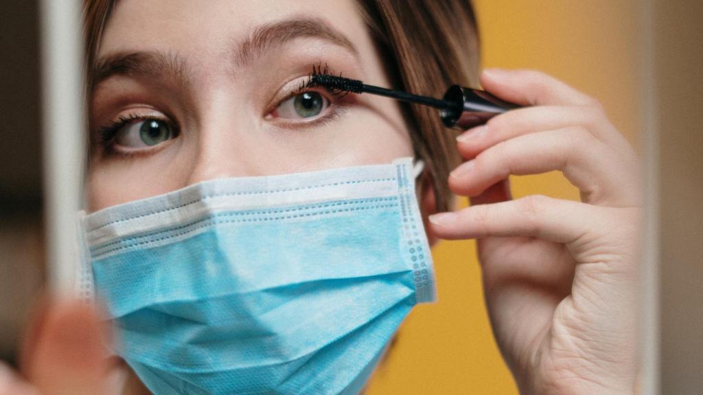 Para conseguir una efecto natural es importante moldearlas para adaptarlas a la forma del ojo.