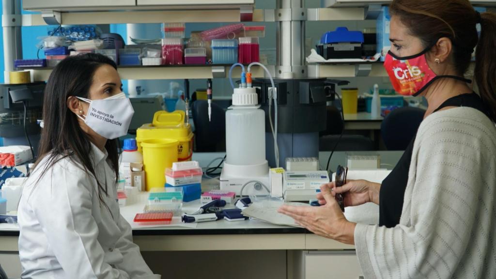 Elena Castro, con Marta Cardona, directora de CRIS contra el cáncer.