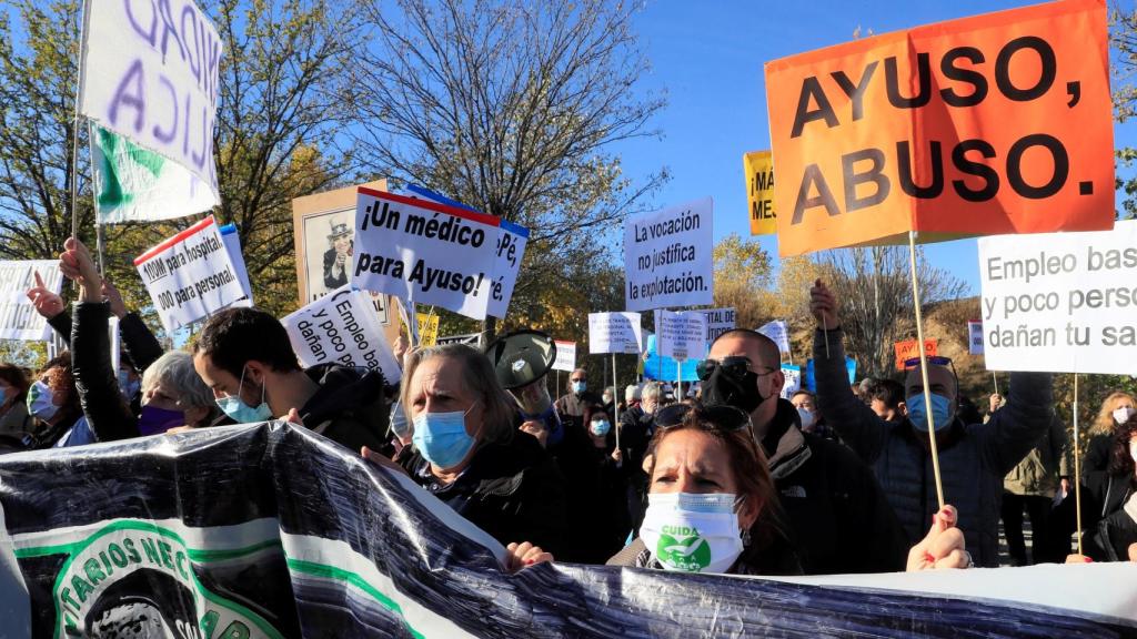 Las protestas este martes en la puerta del Isabel Zendal.