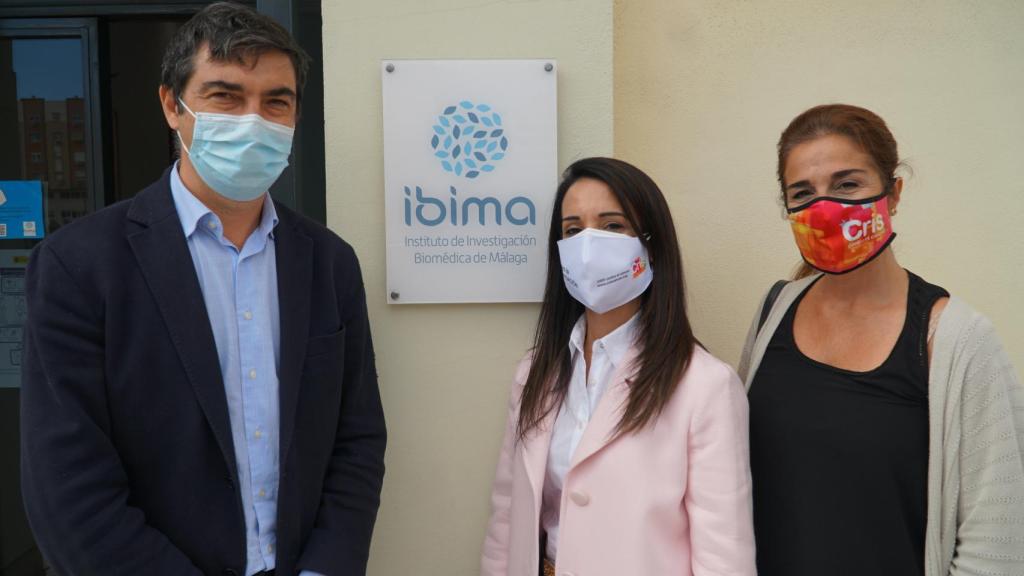 Jesús Miguel Guzman director Gerente del IBIMA, Elena Castro y Marta Cardona, directora de CRIS contra el cáncer.