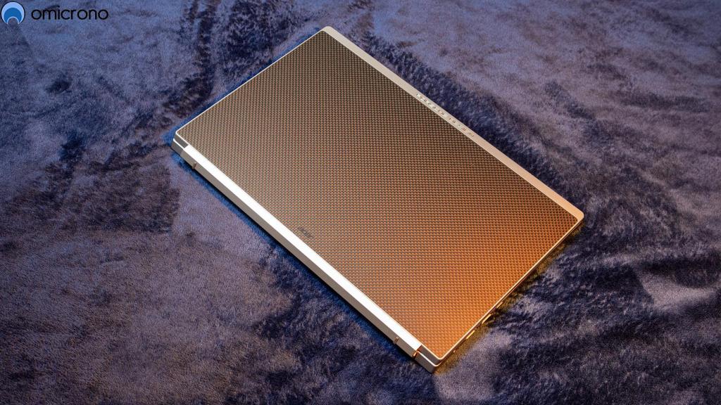 Tapa de fibra de carbono.