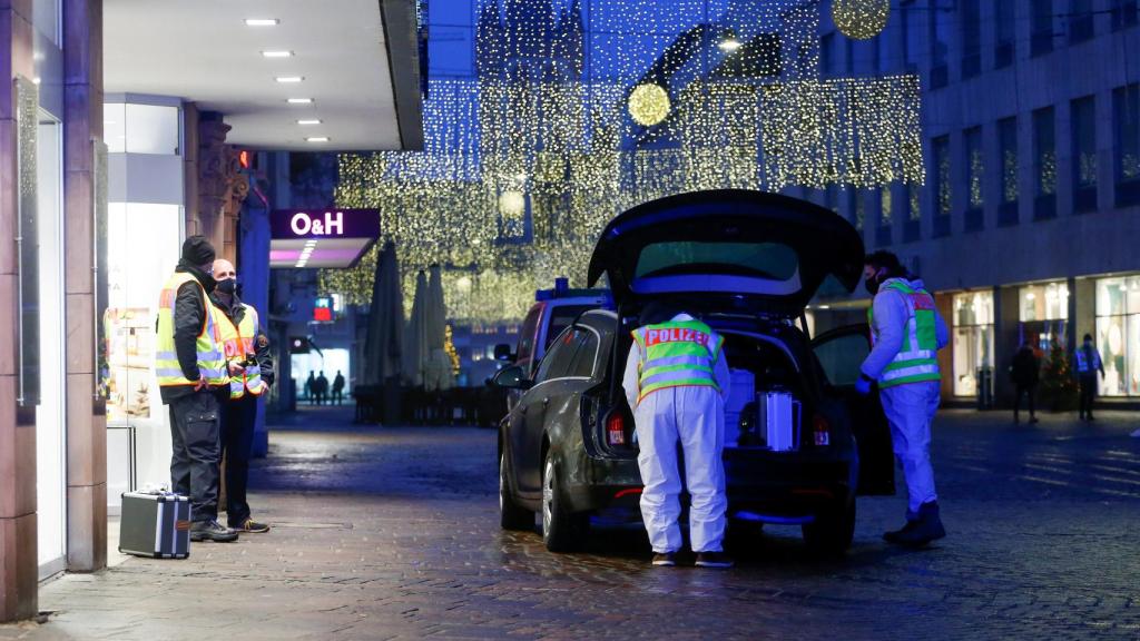 Agentes de policía analizan en Tréveris la zona donde ha tenido lugar el atropello.
