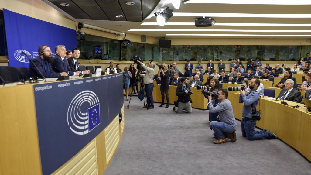 József Szájer y Viktor Orbán, durante una rueda de prensa en la Eurocámara