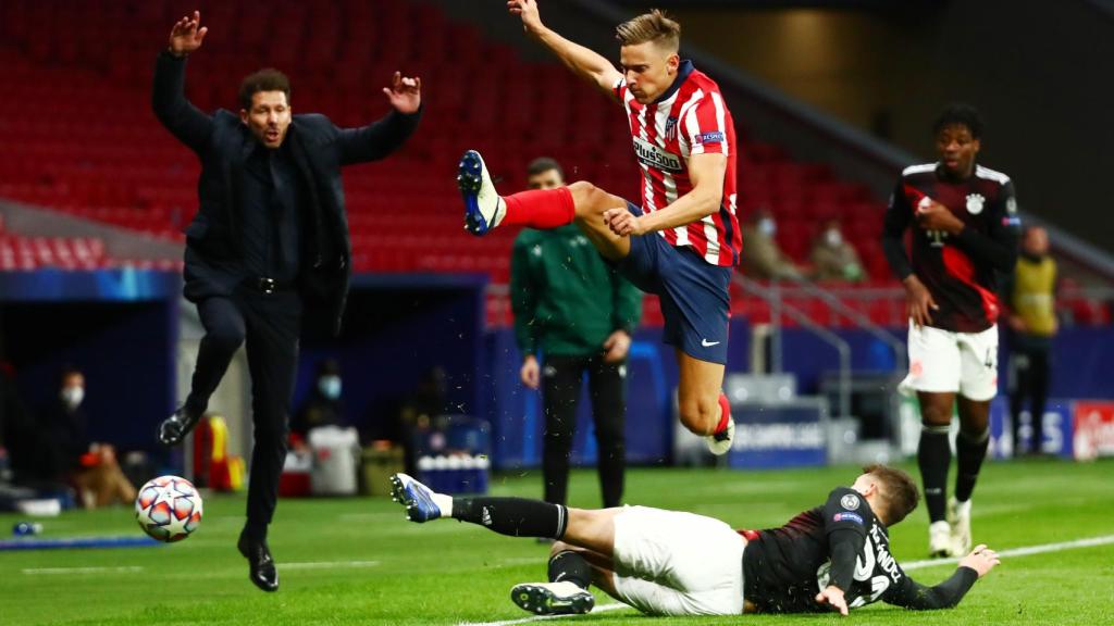 Llorente pelea un balón con el Atlético
