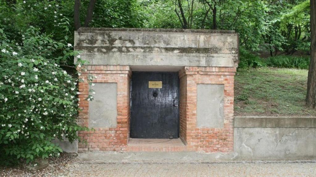 Entrada al Búnker del Capricho. Foto: Discasto