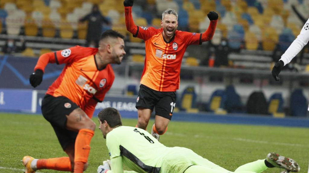 Los jugadores del Shakhtar celebran el gol mientras Courtois sigue tendido en el suelo