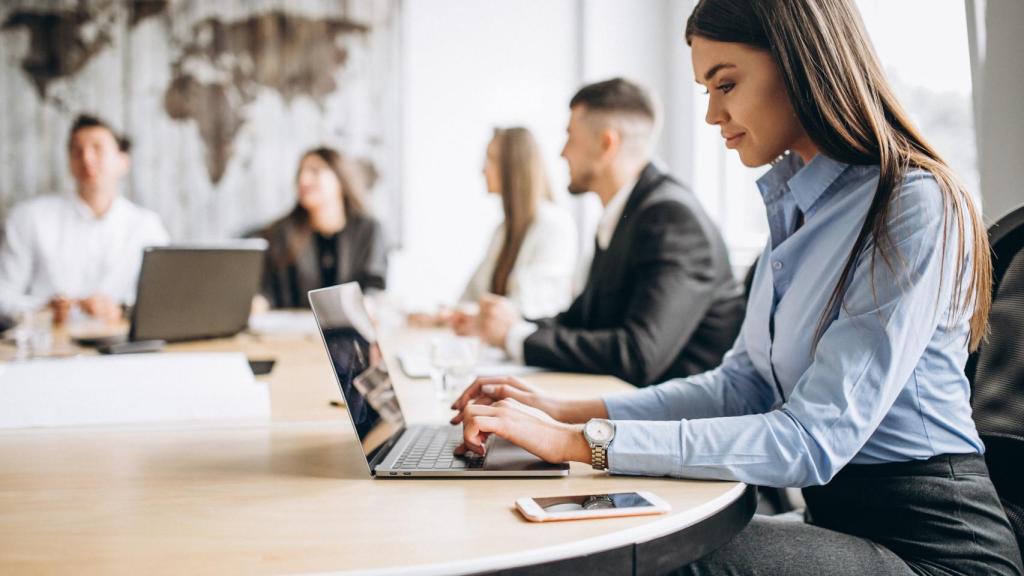 Una mujer en un grupo de trabajo.