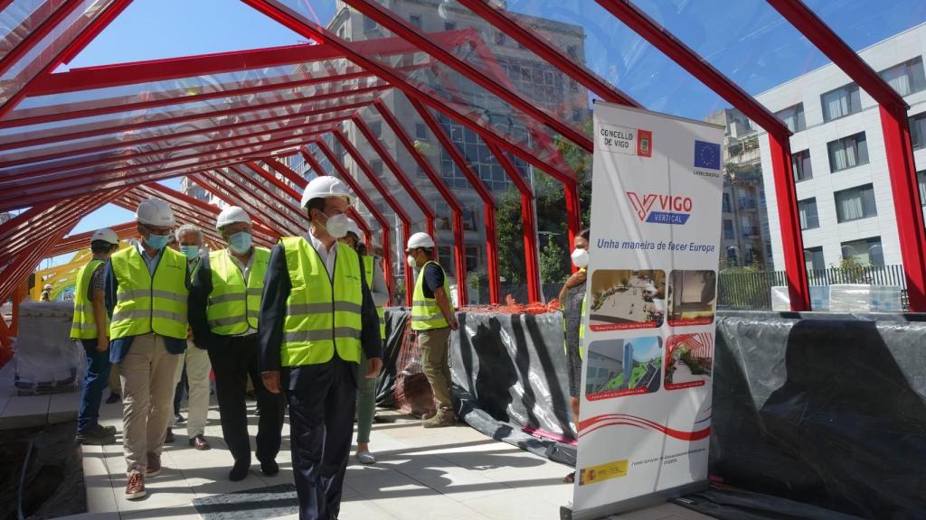 Abel Caballero durante una visita a las obras el pasado mes de agosto.