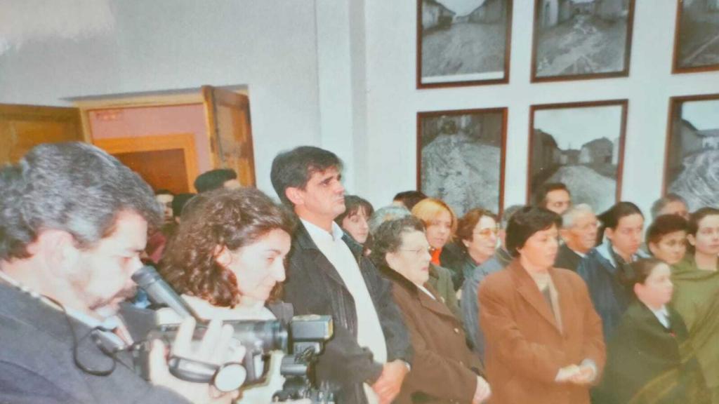 Vecinos de Fuente de Santa Cruz, en 2005. En el centro, de camisa blanca y chaqueta negra, Alberto 'el Gallo'.