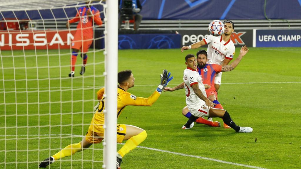 Giroud anotando ante el Sevilla
