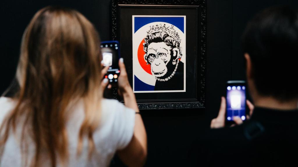 Obra de Banksy en el Círculo de Bellas Artes.