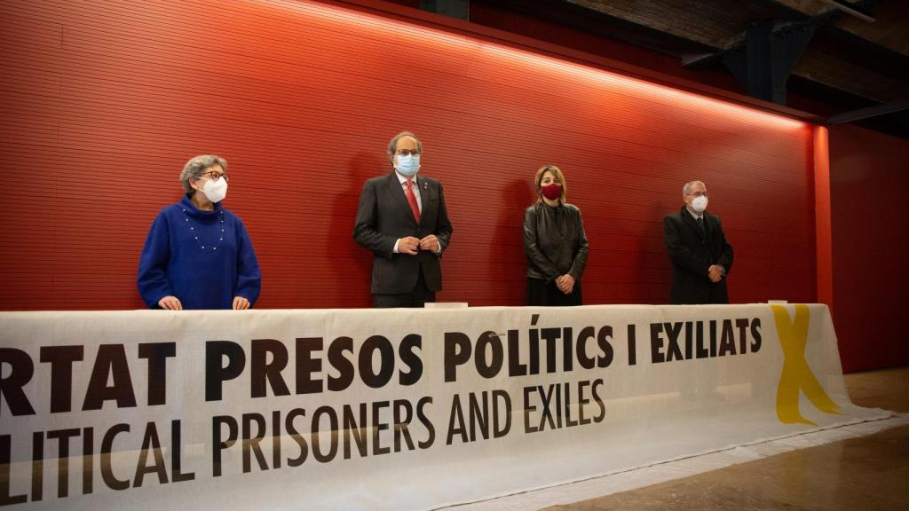 Torra entrega el pasado 2 de diciembre la pancarta que le valió la condena al Museo de Historia de Cataluña.