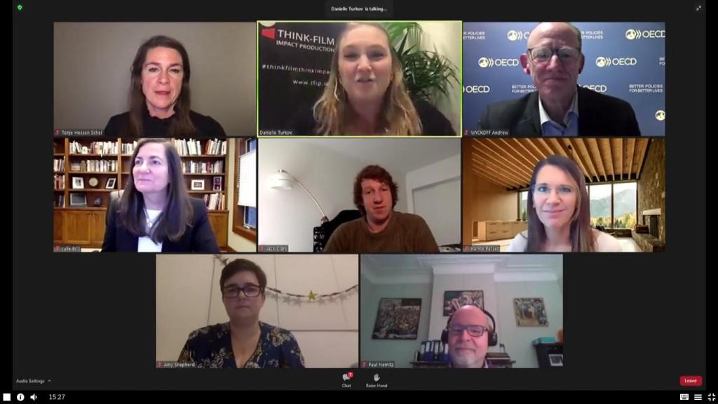 Instantánea de la presentación del documental 'iHuman'. De izq. a dcha. y  de arriba abajo, Tonje Hessen Schai, directora del documental; Danielle Turk, fundadora de la productora Think Film; Andrew Wyckoff, jefe del directorio de Ciencia, Tecnología e Innovación de OCDE; Julie Brill, consejera general adjunta y jefa ejecutiva de Privacidad de Microsoft; Jack Clark, director de políticas de Open AI; Karine Perset, jefa de Privacidad de OCDE; Amy Shepherd, de OCDE TV, se encargó de moderar la sesión, y Paul Nemitz, asesor principal de políticas de justicia de la Comisión Europea.