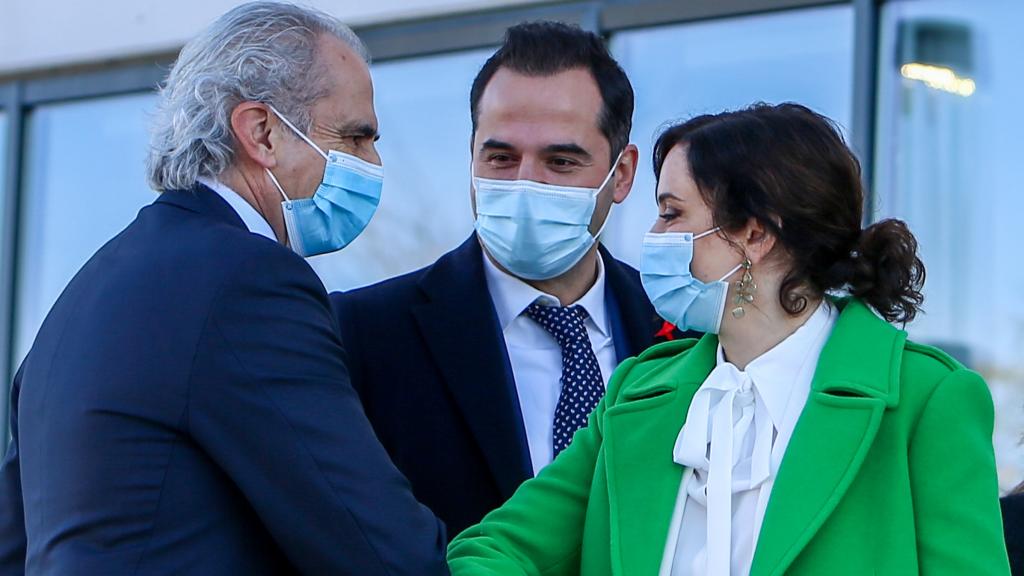 Enrique Ruiz Escudero saluda a Isabel Díaz Ayuso, bajo la mirada de Ignacio Aguado.