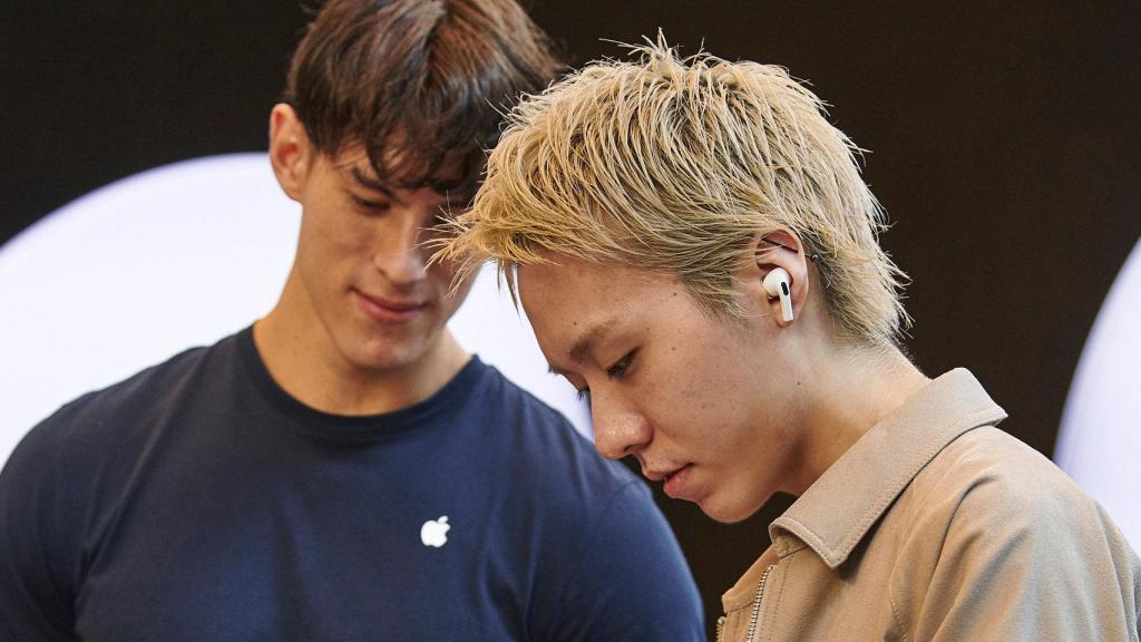 Los AirPods de Apple permiten escuchar mensajes de apps como Telegram