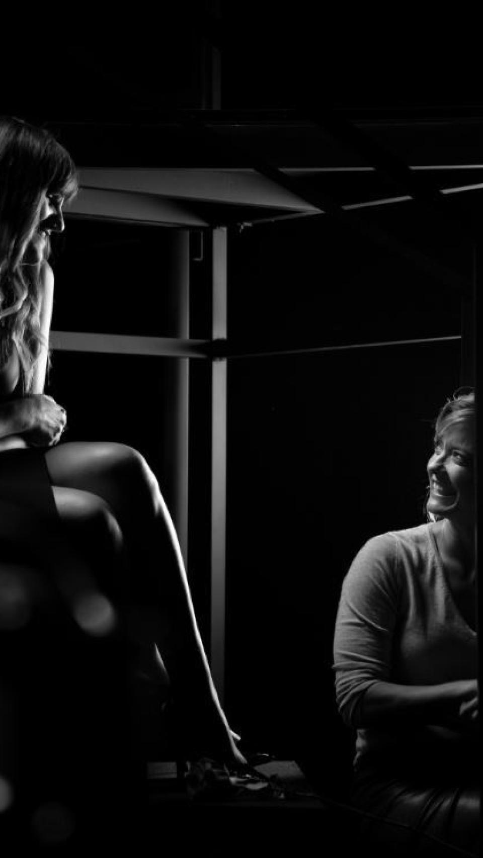 Rozalén y María Casado en 'Escena en blanco y negro'.