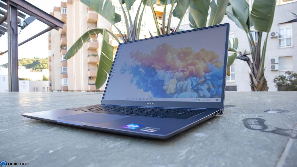 Tenemos una pantalla de 16.1 pulgadas.