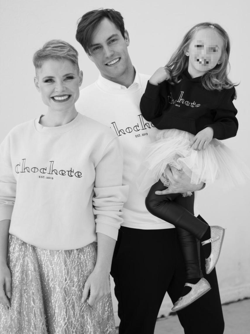 Soraya y Miguel Herrera junto a su hija Manuela de Gracia.