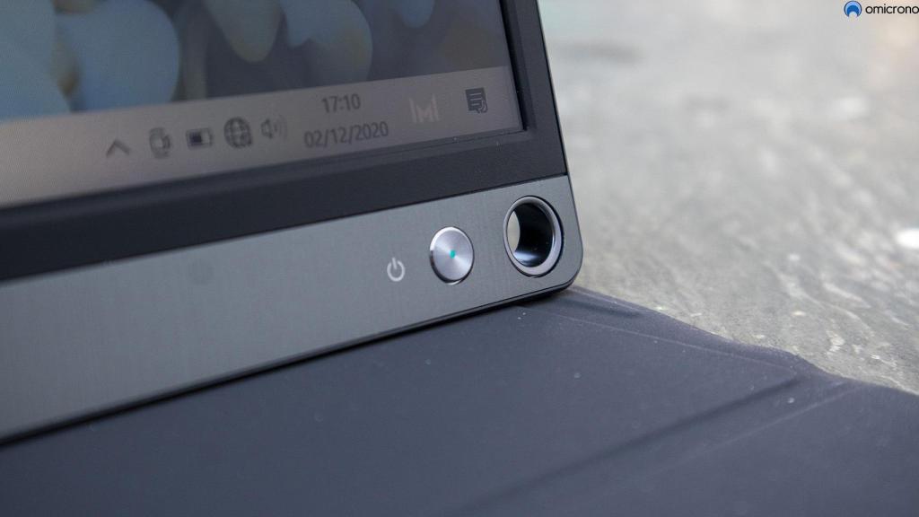 Agujero para poner accesorios y sujetar el bolígrafo.