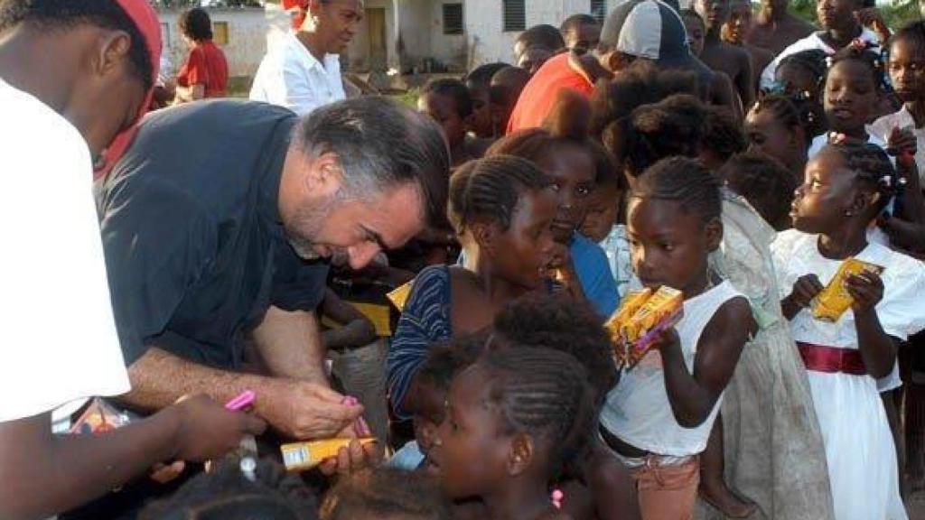 Padre Christopher durante una de sus misiones.