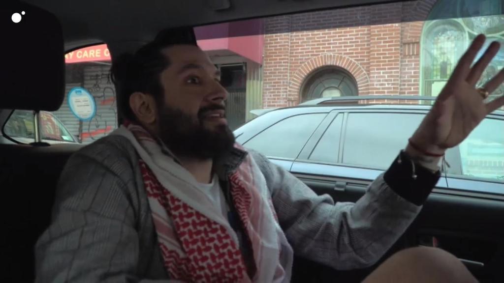 Rafael Amargo contando al cámara de 'Callejeros Viajeros' su anécdota con la Policía.