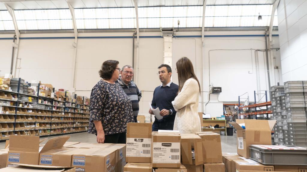 A la izquierda, los farmacéuticos Encarna y Pedro. A la derecha, su hija Reme junto a su novio Javier.
