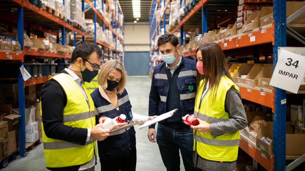 De amarillo, los fundadores de Mifarma, Reme y Javier, conversando con Ernesto Martín, director general de Atida en el sur de Europa y Raquel Guirao, directora de operaciones de Atida.