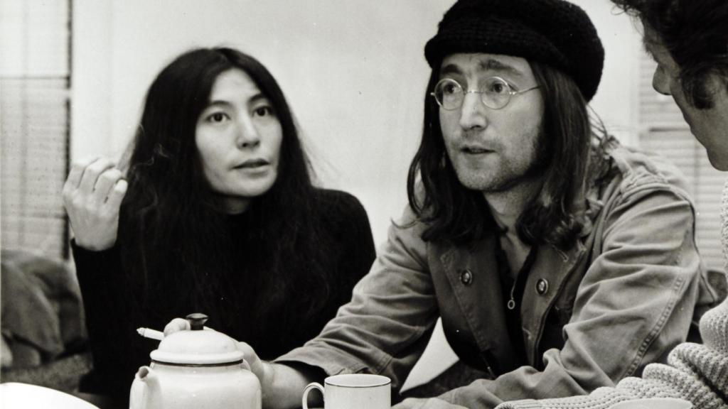 Weiss revela cómo recuerda la imagen del fallecimiento de Lennon tras ser disparado.