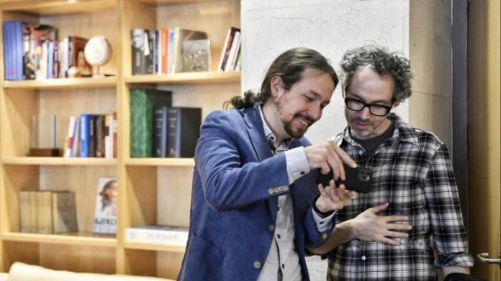 El pianista junto al vicepresidente Pablo Iglesias, en una reunión con motivo de la Ley Rhodes.