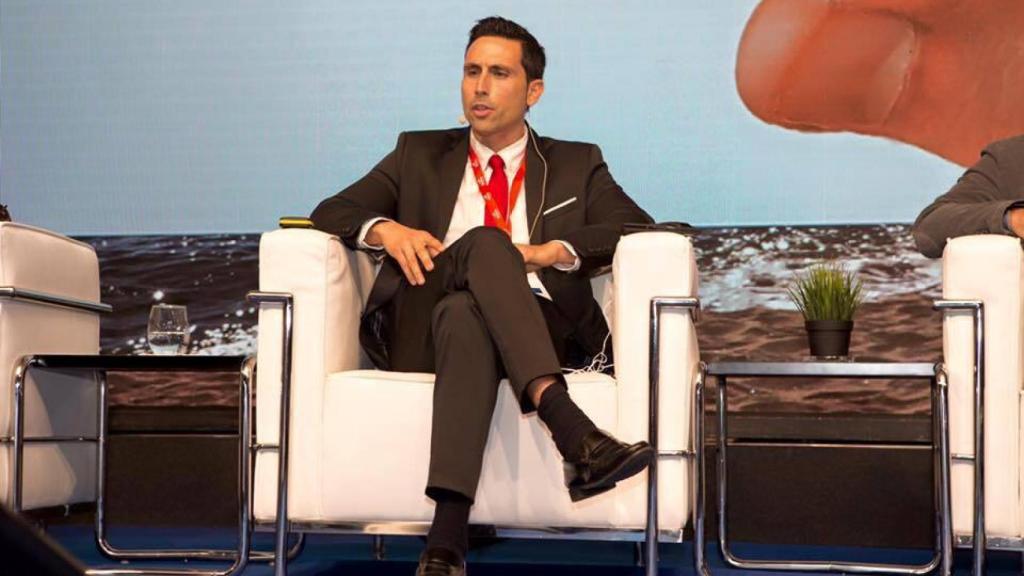 Lara en una conferencia