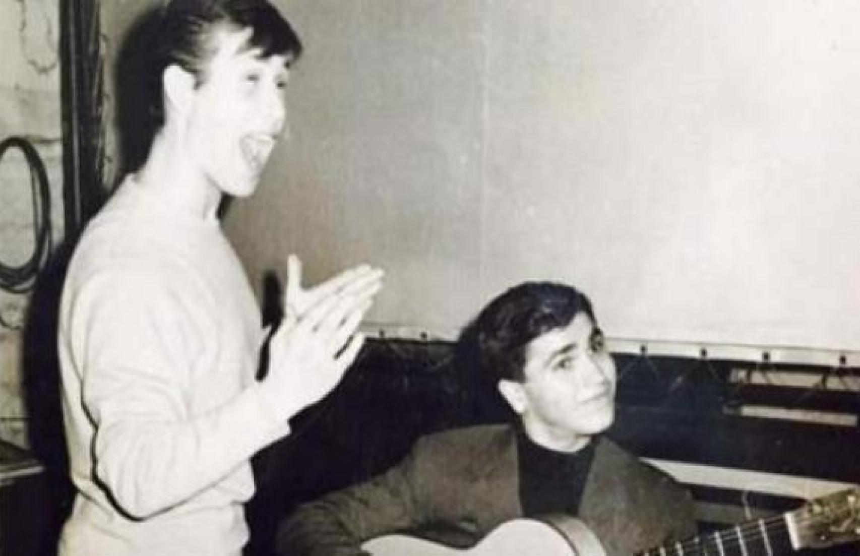 Paco a la guitarra, su hermano Pepe canta.