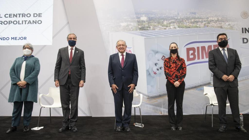 El presidente de México, Andrés Manuel López Obrador; y la jefa de Gobierno de Ciudad de México, Claudia Sheinbaum; durante la inauguración de un centro de distribución de Bimbo en Ciudad de México.