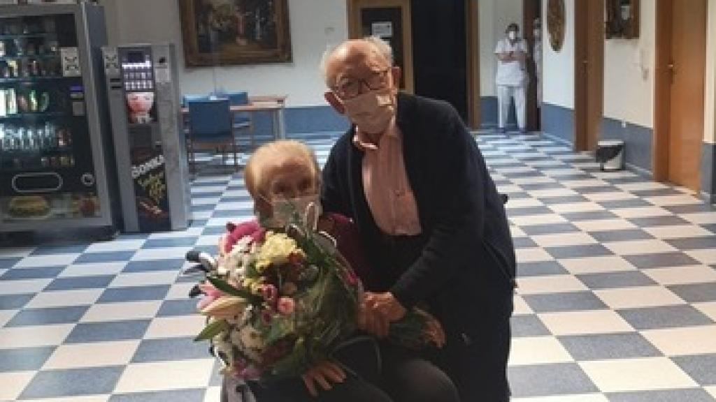 Manuel y Dolores el día de la sorpresa en la residencia.