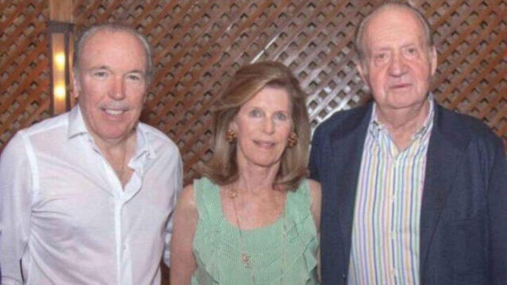 La familia Fanjul junto al Rey Emérito.