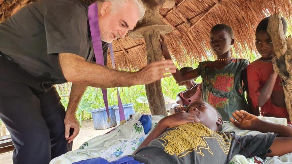 El Padre Christopher, con unos niños en Sudán del Sur.