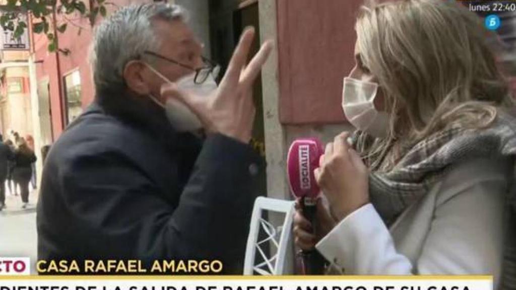 El padre de Rafael Amargo ha perseguido a la reportera para insultarla y llamar a la Policía.
